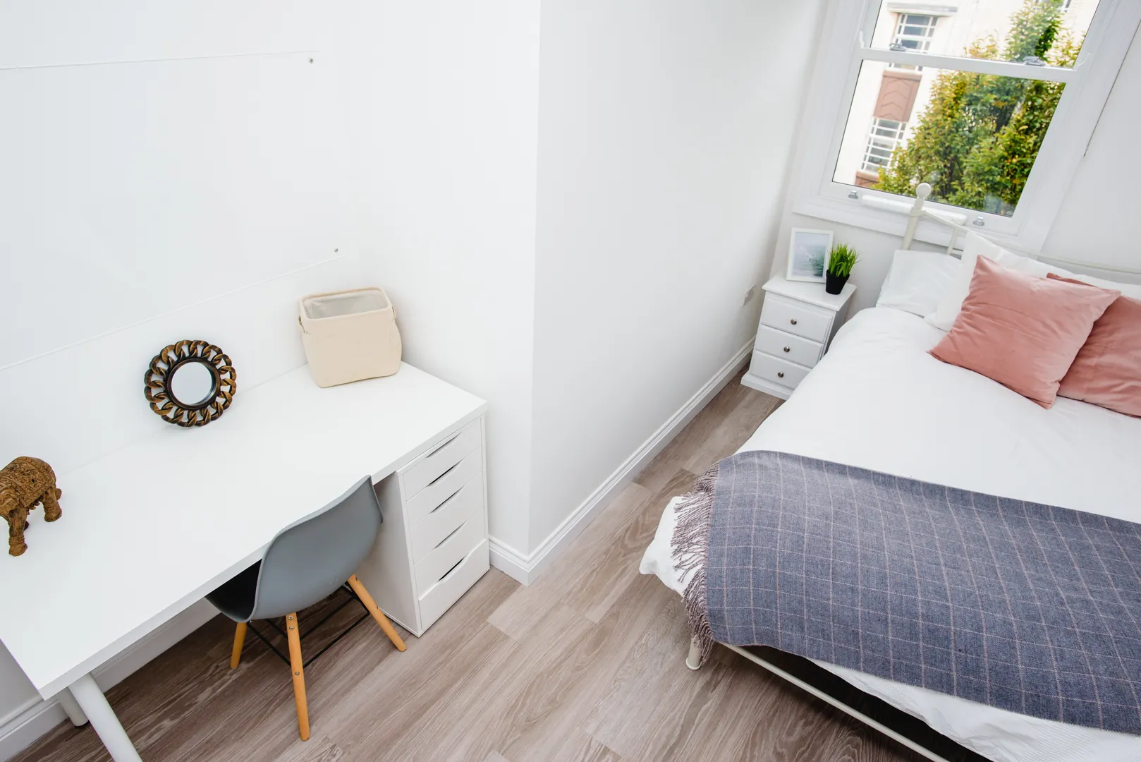Flat E, 25 Lister Gate - Luxury 5 Bed City Centre Apartment - Image 7